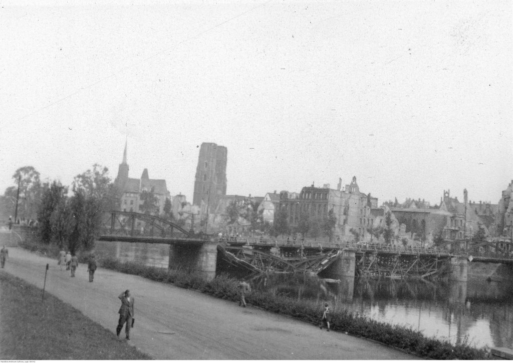 Widok na Ostrów Tumski i zniszczony most Lessinga. Fot. S. Doktorowicz-Hrebnicki, 1945-1947, Narodowe Archiwum Cyfrowe.