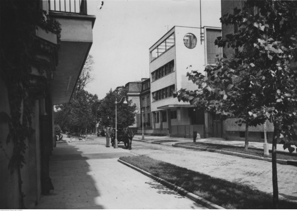 Widok na ulicę Frascati, po lewej stronie willa Chmielewskich, Frascati 4. Fot. ze zbiorów Ilustrowanego Kuriera Codziennego, 1938 r. (Narodowe Archiwum Cyfrowe)